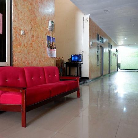 Hotel Reddoorz Near Gor Wisanggeni Tegal  Esterno foto