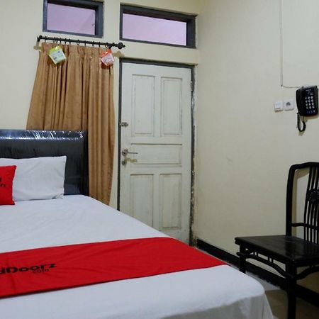Hotel Reddoorz Near Gor Wisanggeni Tegal  Esterno foto