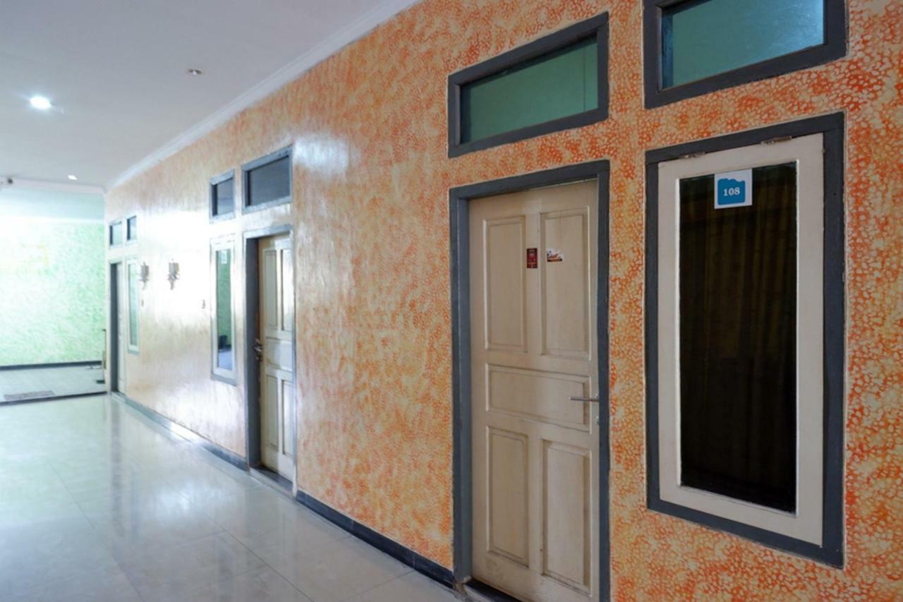Hotel Reddoorz Near Gor Wisanggeni Tegal  Esterno foto