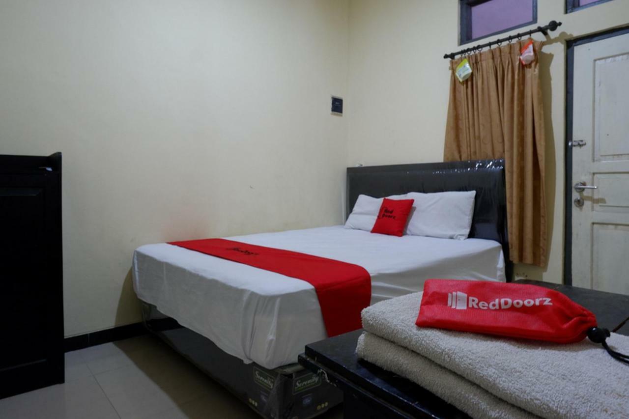 Hotel Reddoorz Near Gor Wisanggeni Tegal  Esterno foto