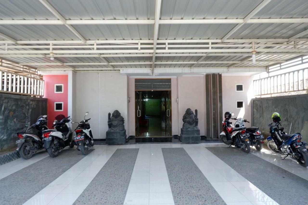 Hotel Reddoorz Near Gor Wisanggeni Tegal  Esterno foto