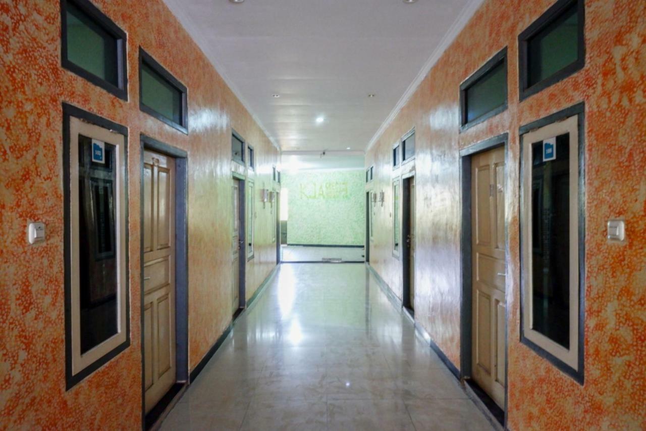 Hotel Reddoorz Near Gor Wisanggeni Tegal  Esterno foto