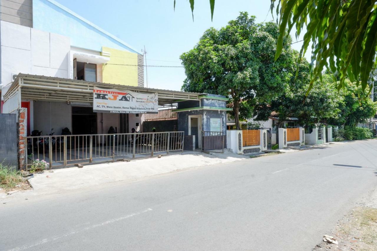 Hotel Reddoorz Near Gor Wisanggeni Tegal  Esterno foto