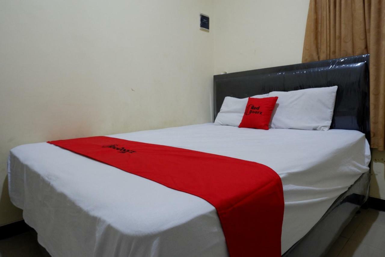 Hotel Reddoorz Near Gor Wisanggeni Tegal  Esterno foto